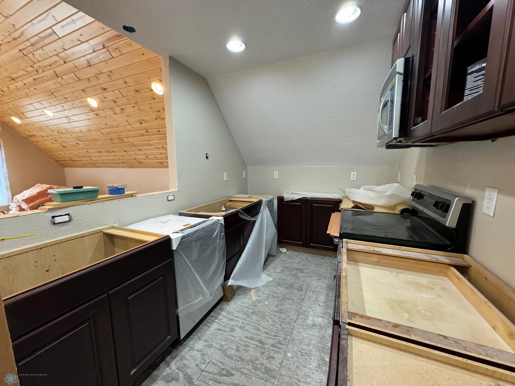 2nd kitchen / kitchenette - could make a great rental/in-law suite space too!