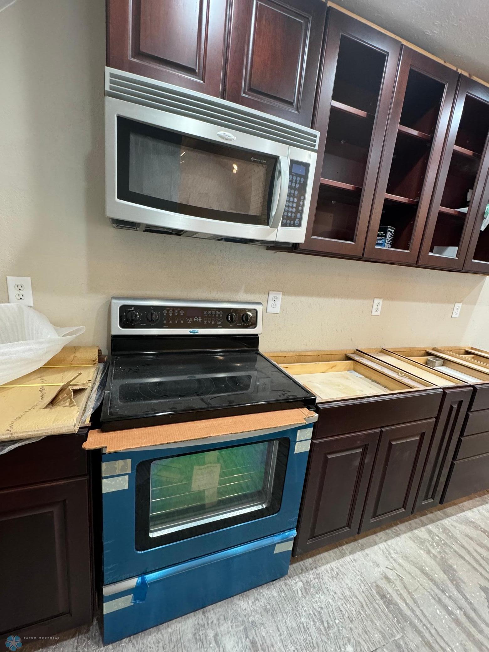 2nd kitchen - brand new appliances