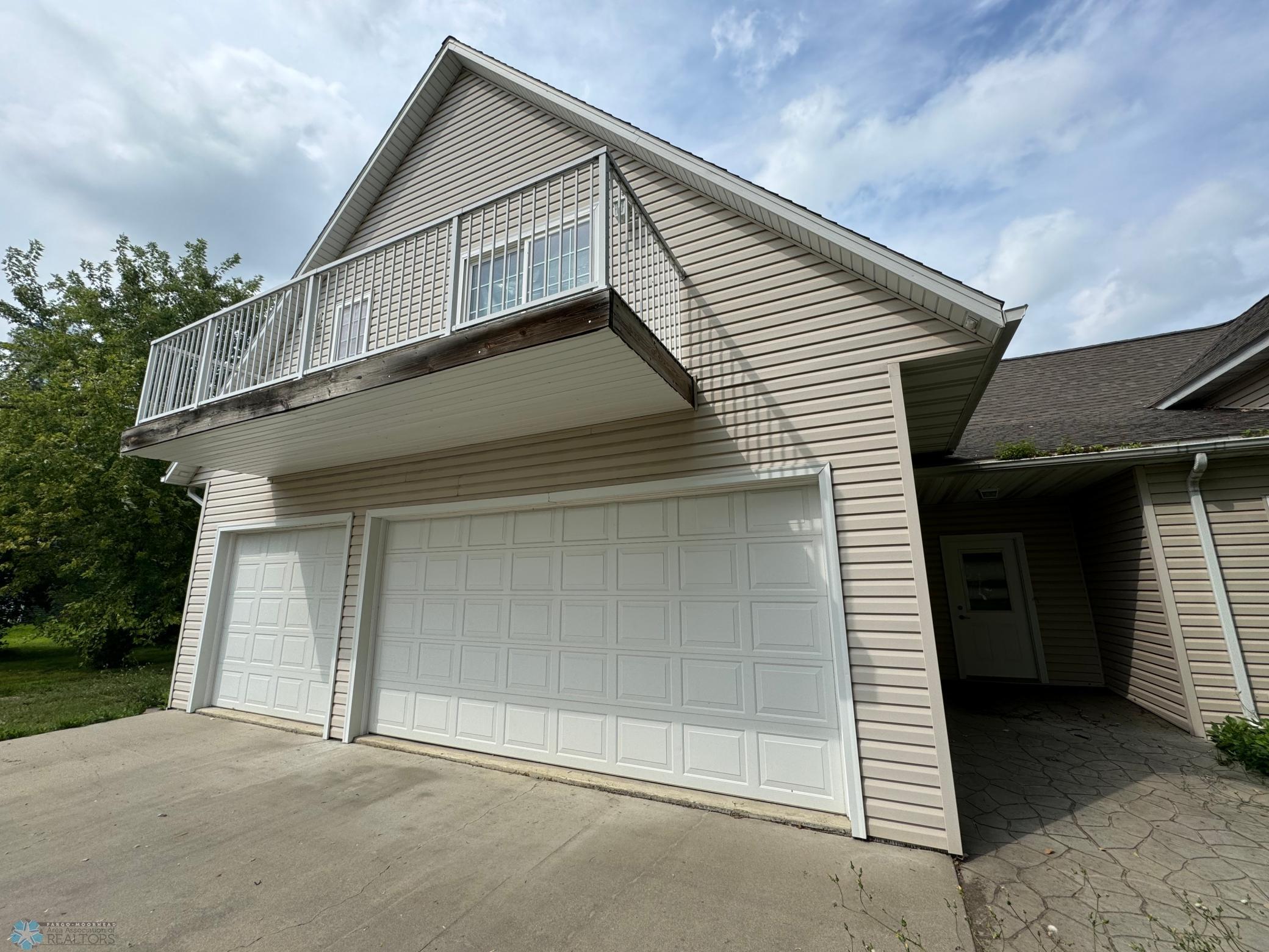 3car garage with living quarters above