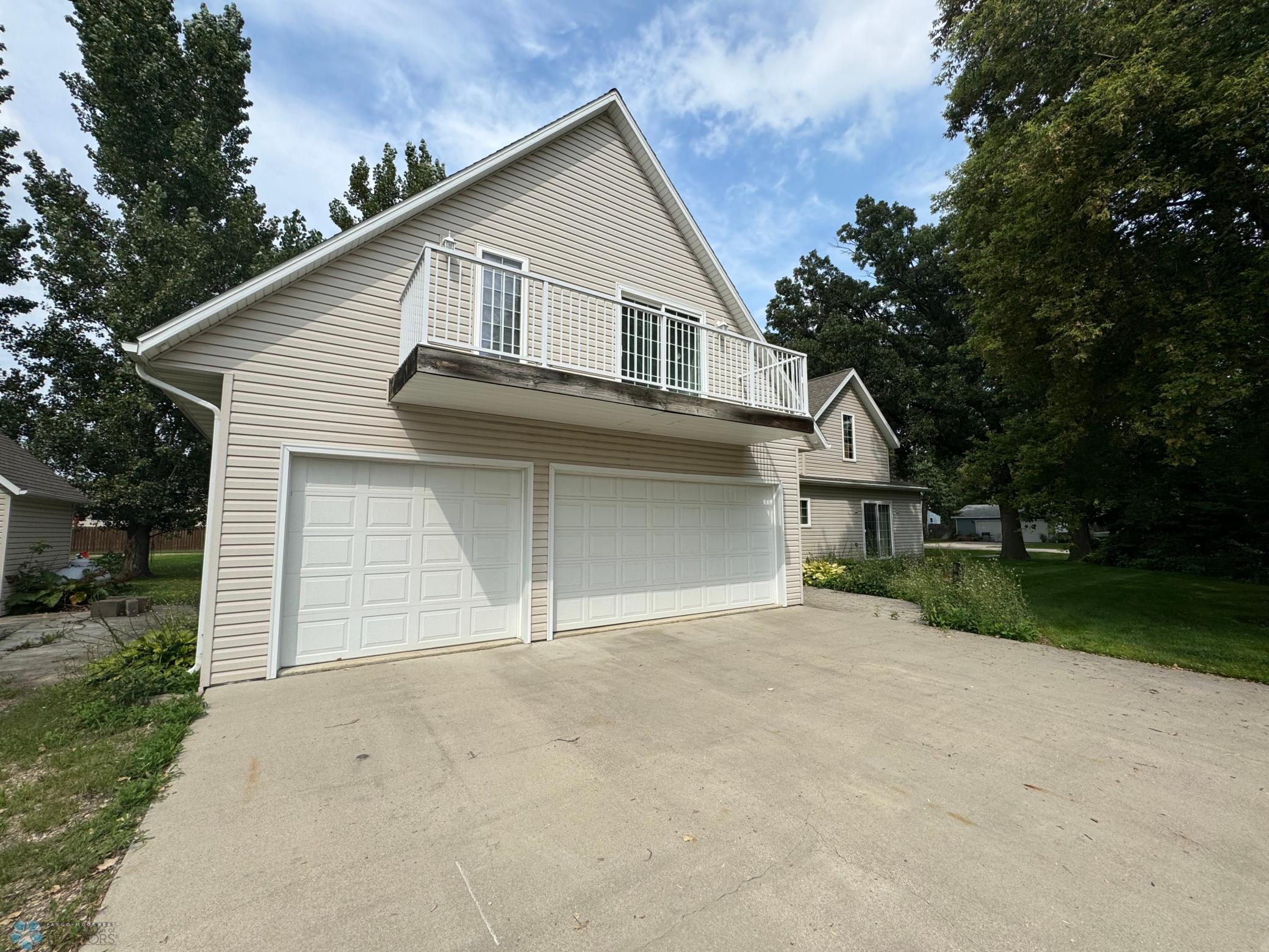 140 3rd Ave Kindred - Call to take a look!