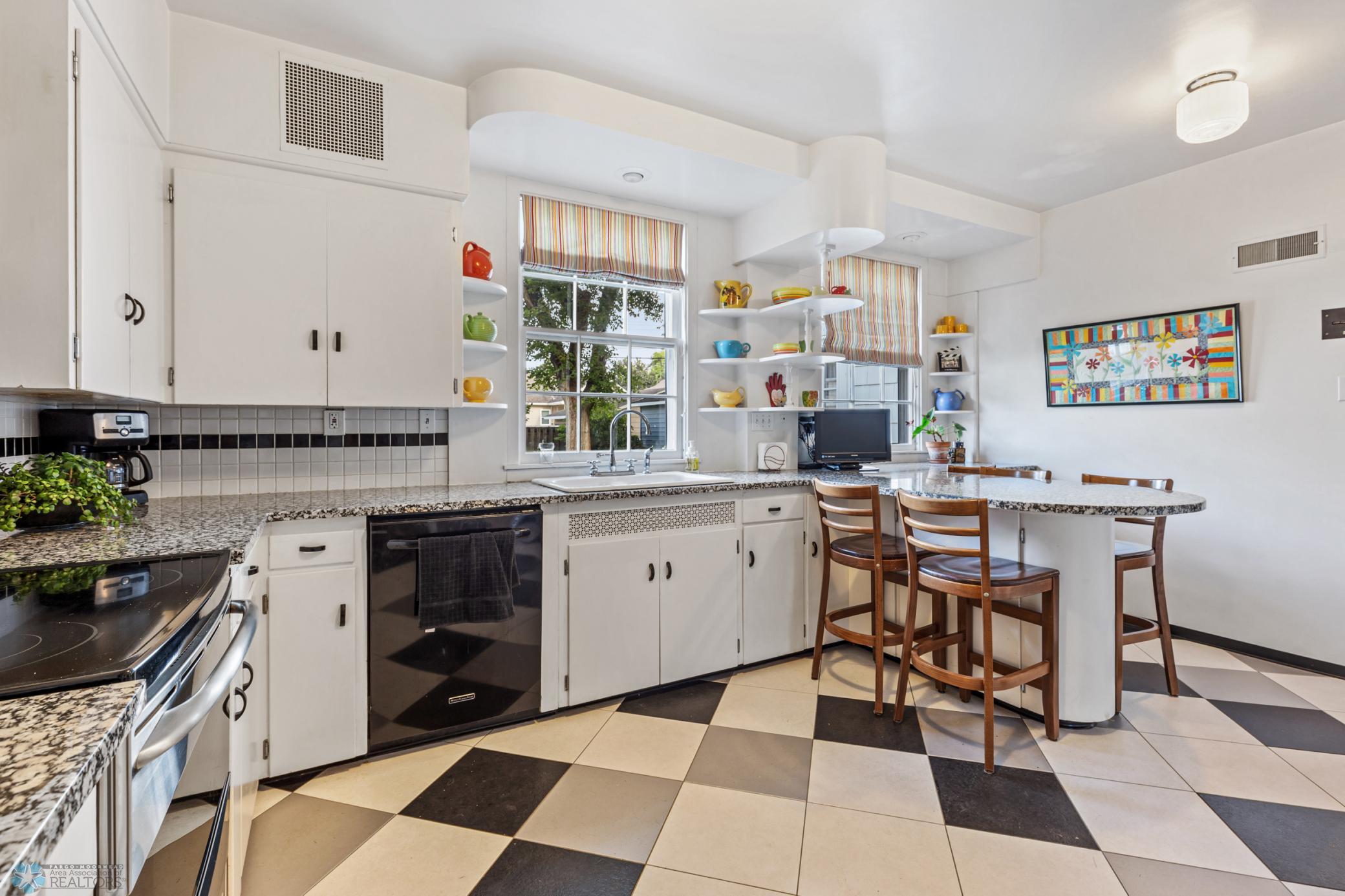 Kitchen w/granite counter tops
