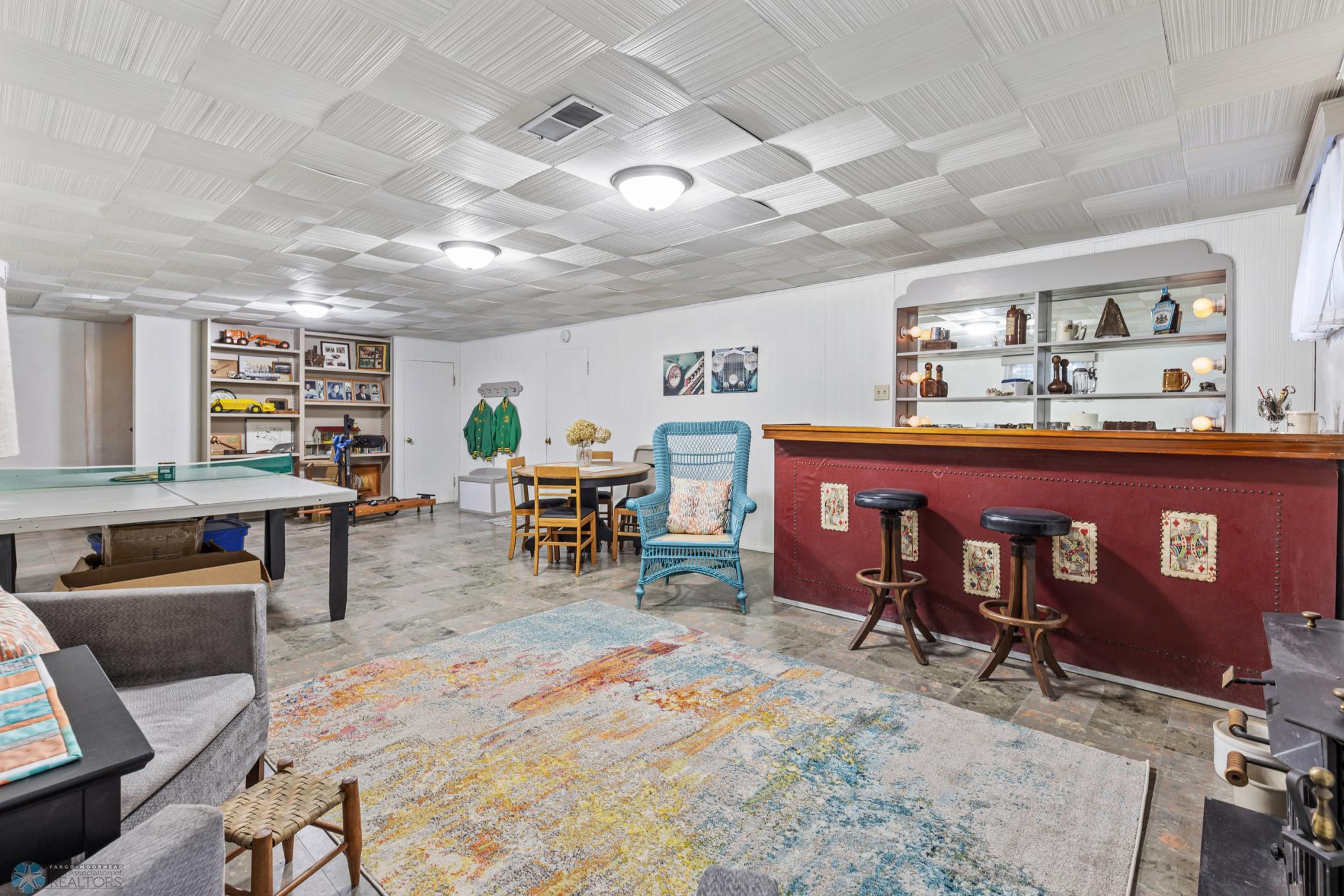Family Room w/dry bar