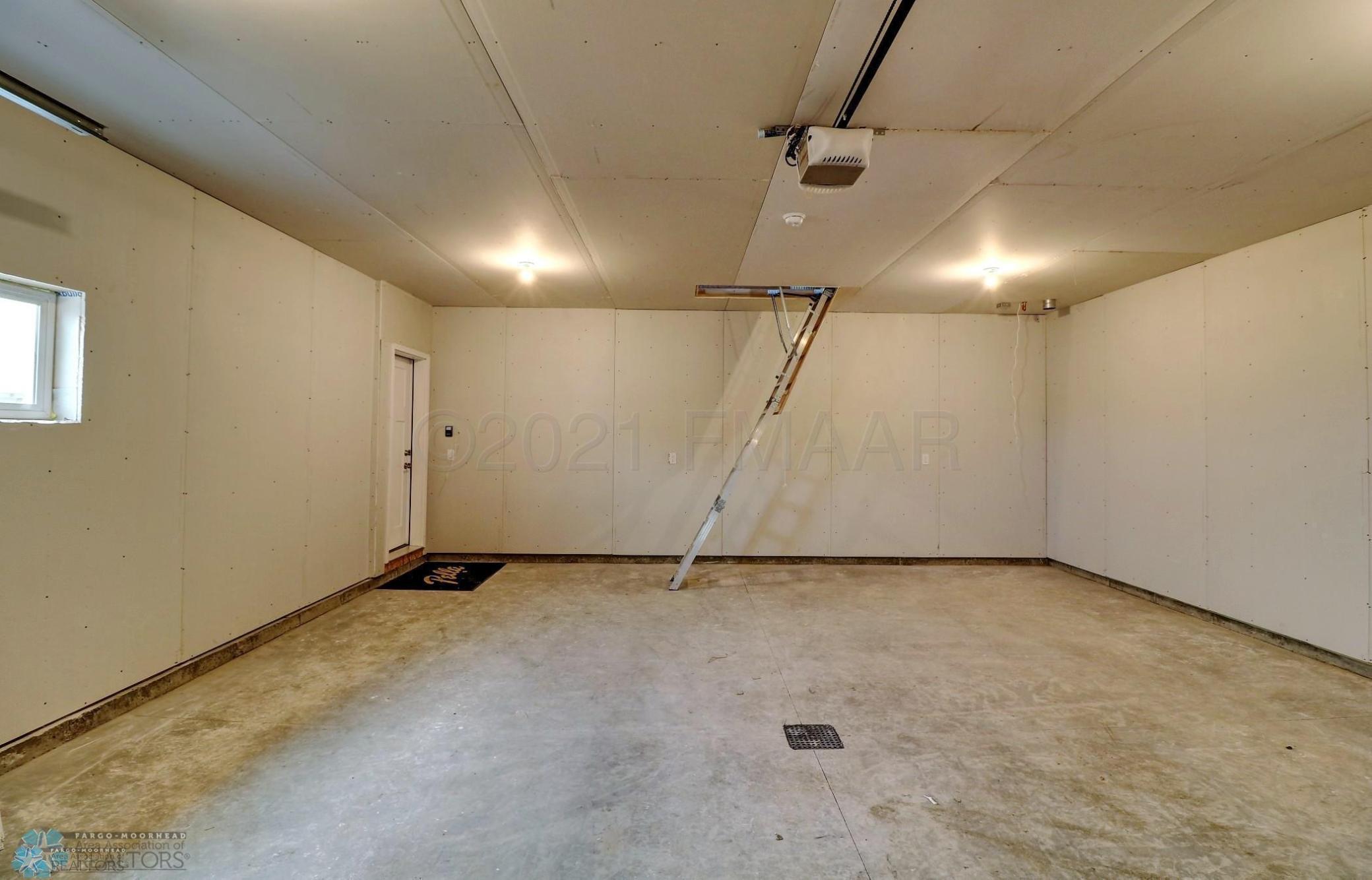 5470 Garage.jpg