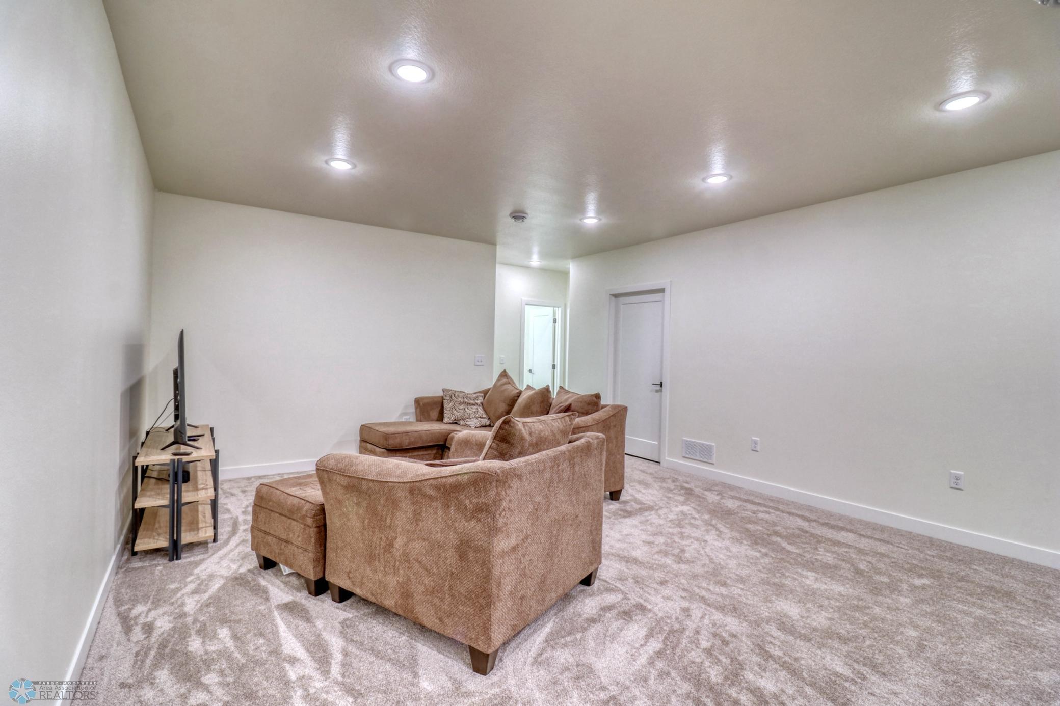 Basement Family Room1_4.jpg
