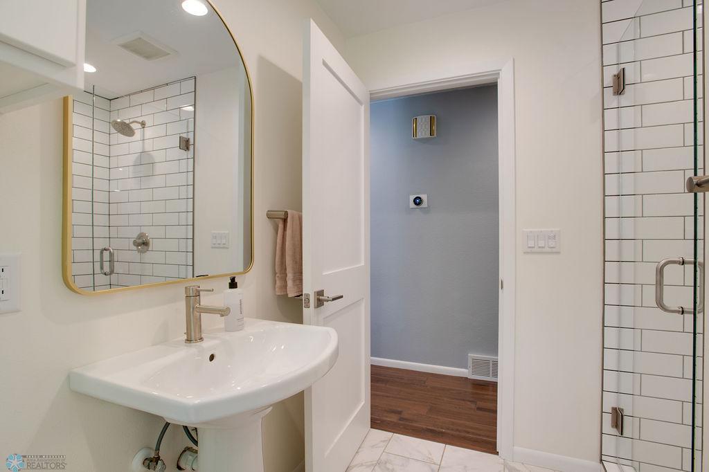 Main floor 3/4 bath