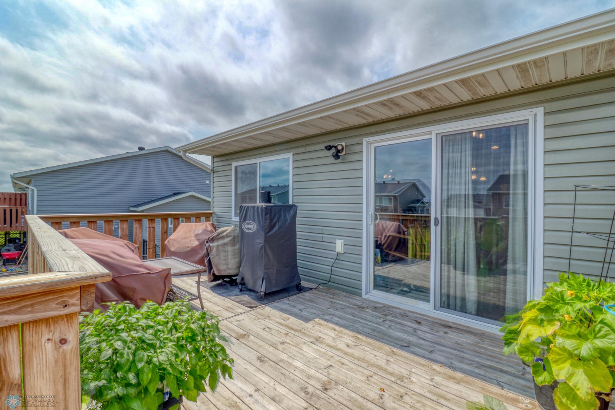 Backyard_deck1_2.jpg