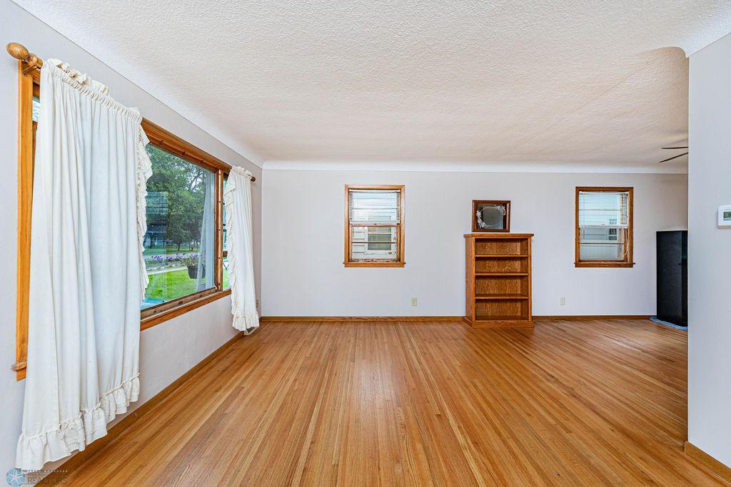Living Rm w Lg Front Window