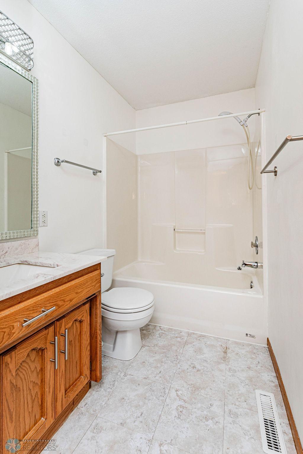 Upstairs Full Bathroom