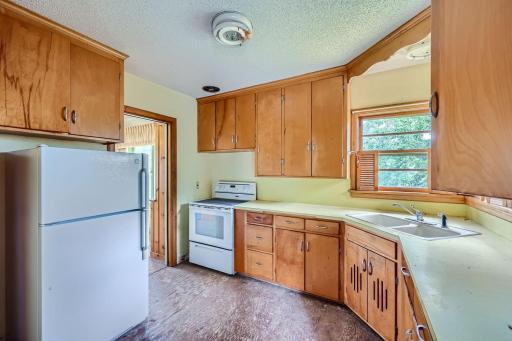 45 Lakeview Ave - Web Quality - 003 - 03 Kitchen.jpg