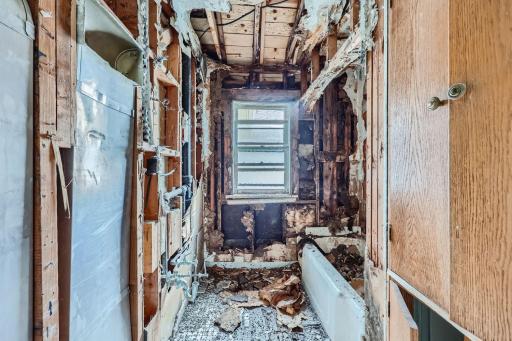 45 Lakeview Ave - Web Quality - 005 - 05 Bathroom.jpg