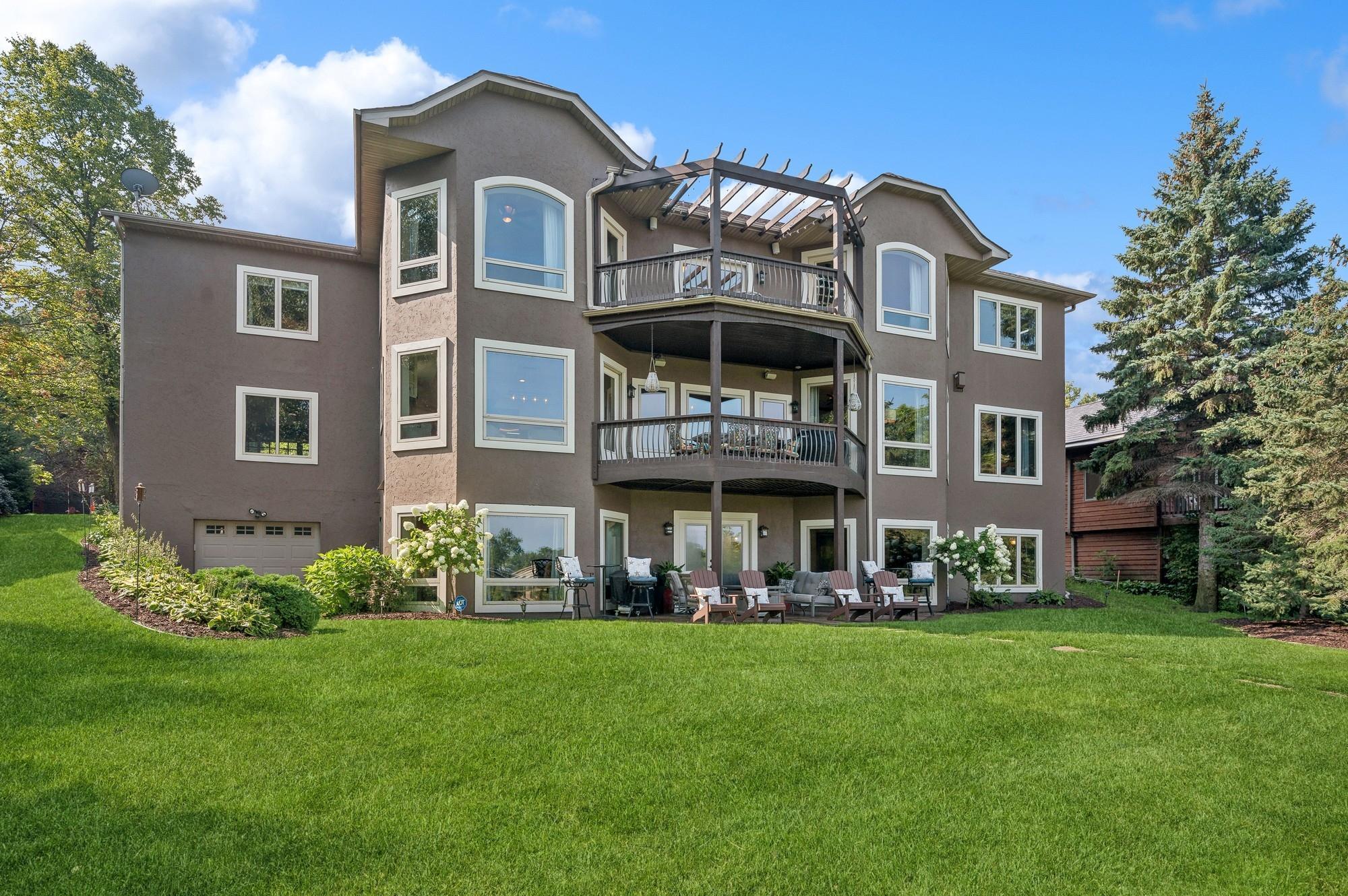 Lakeside two balcony's and stamped concrete Patio