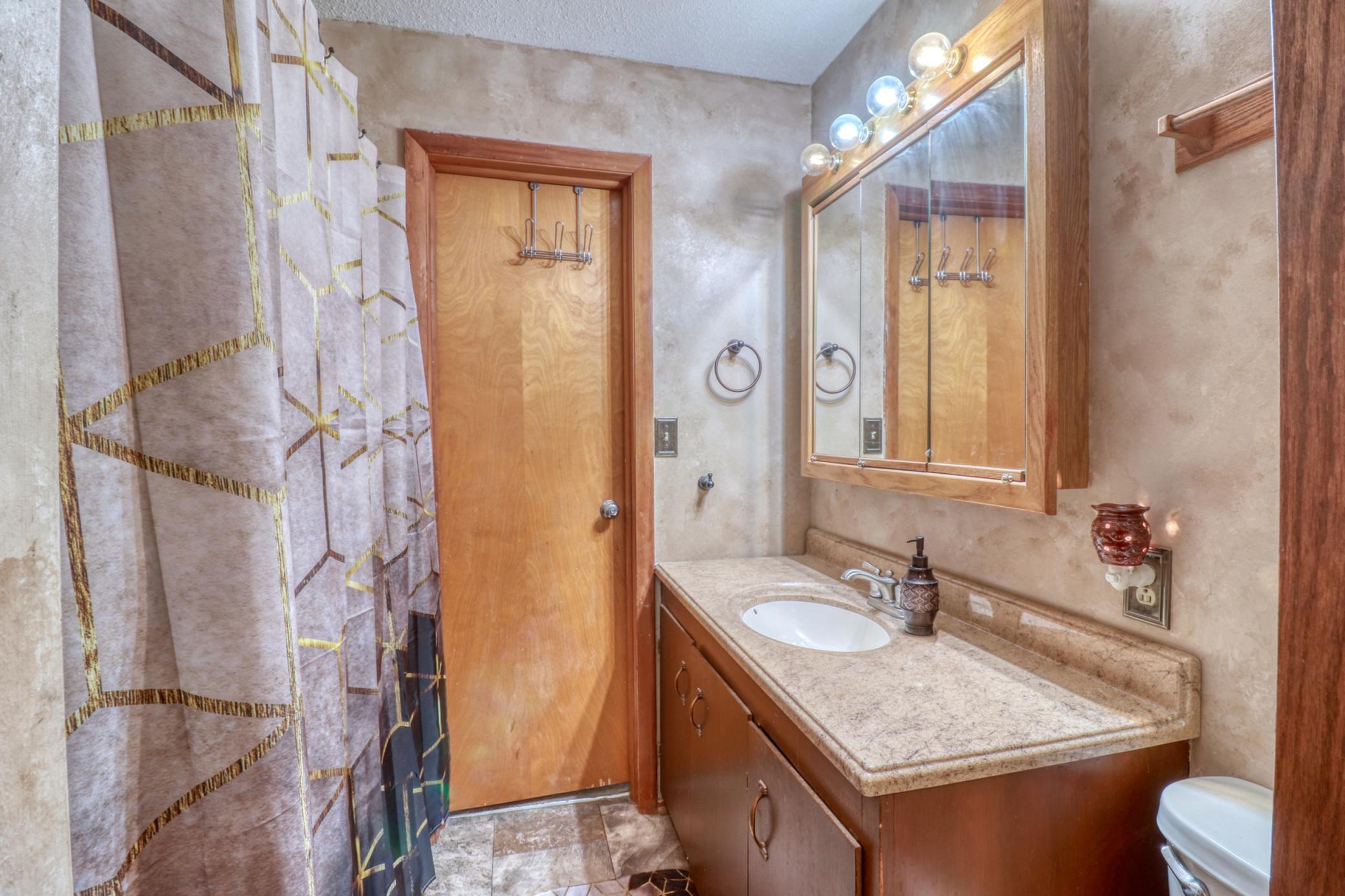 Bathroom1_1.jpg