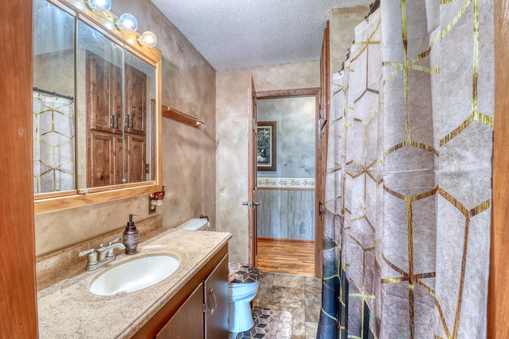 Bathroom1_0.jpg