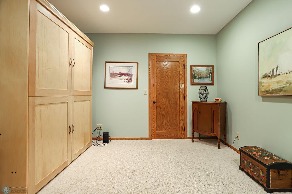 Large den/office/flex room