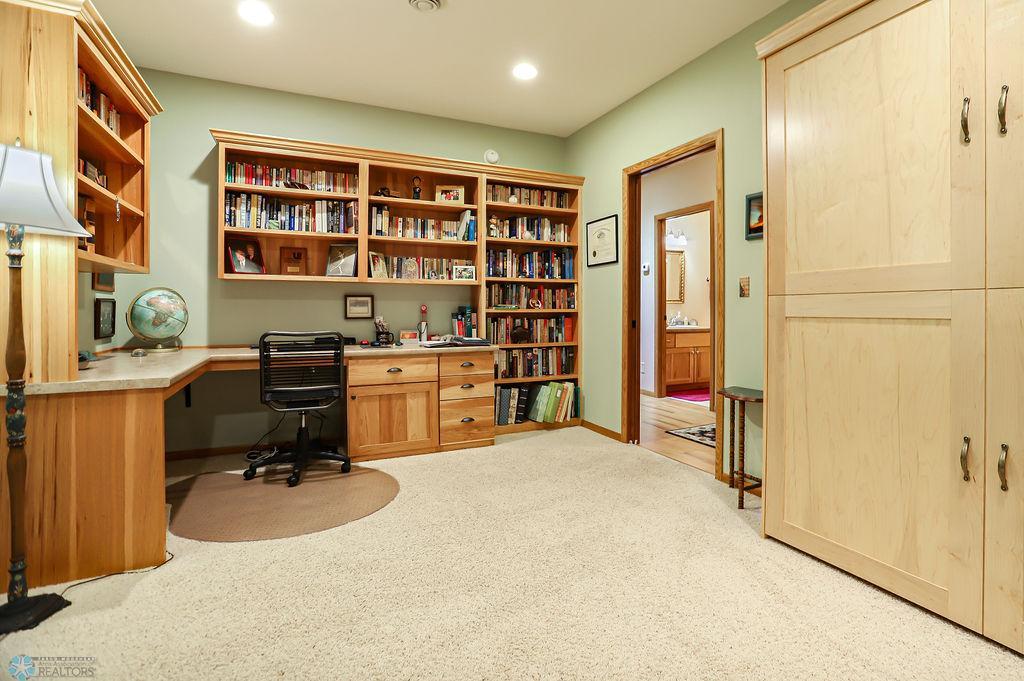 Large den/office/flex room