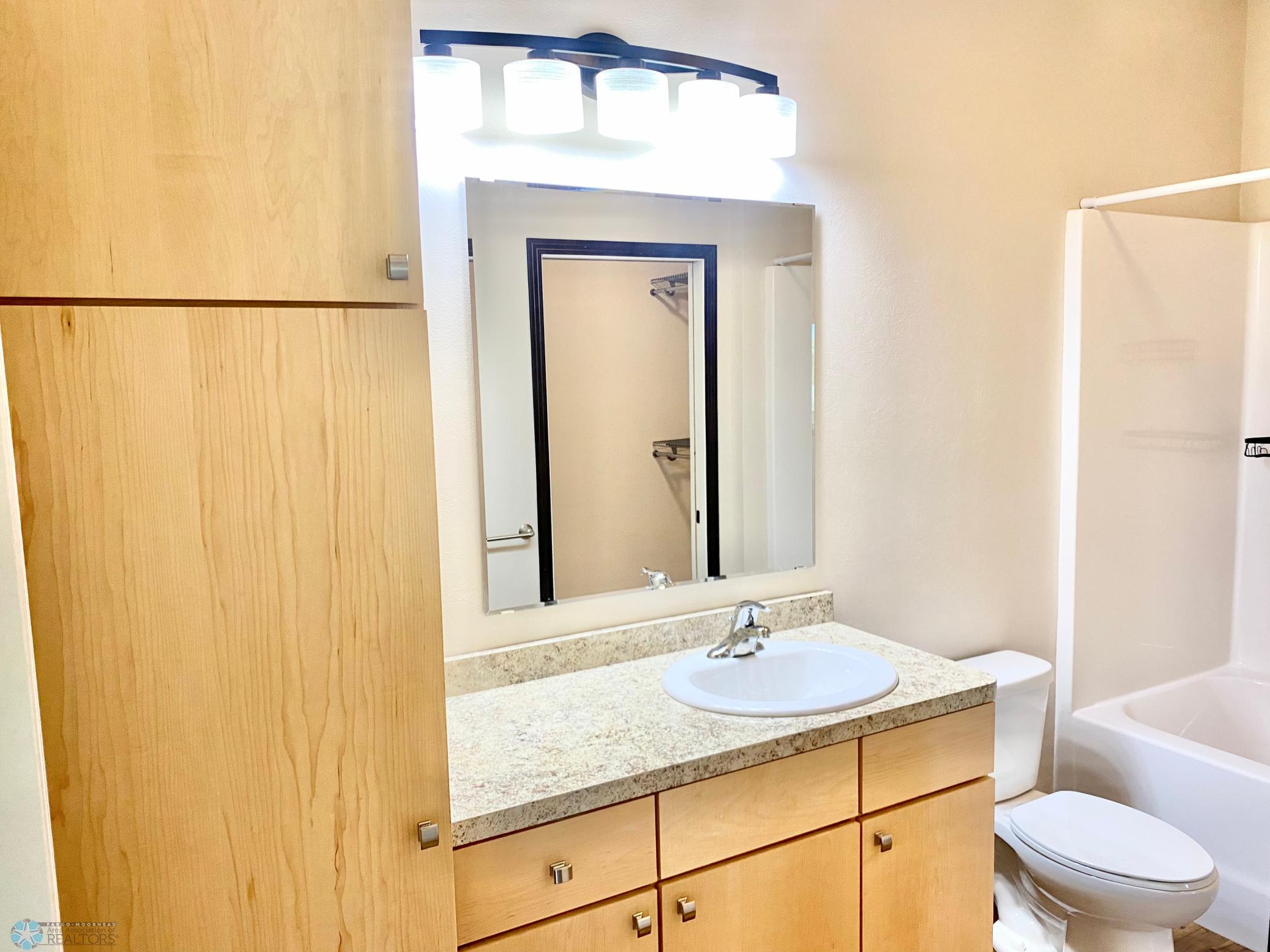 upper level bath.jpg