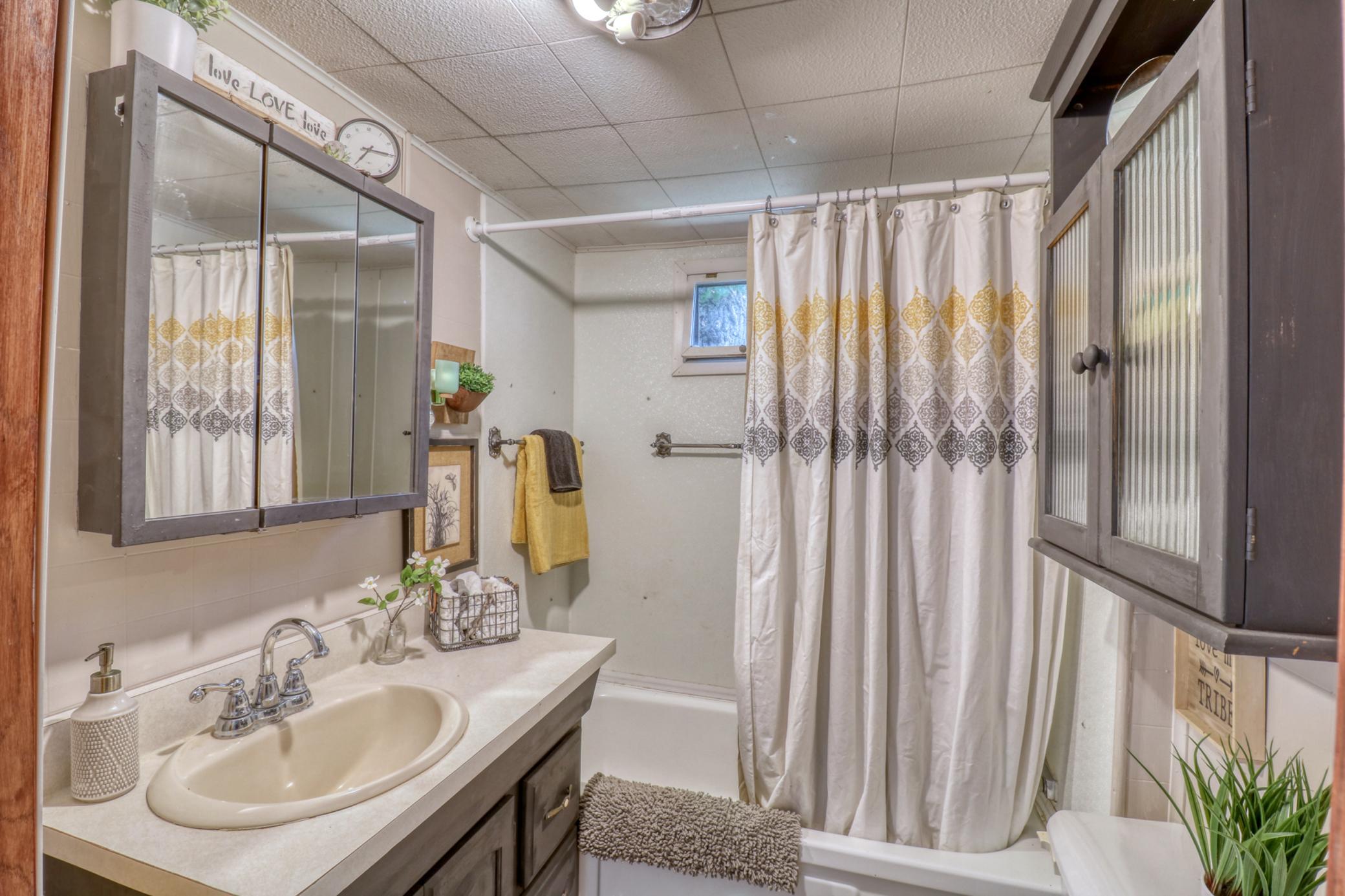 Bathroom1_1.jpg