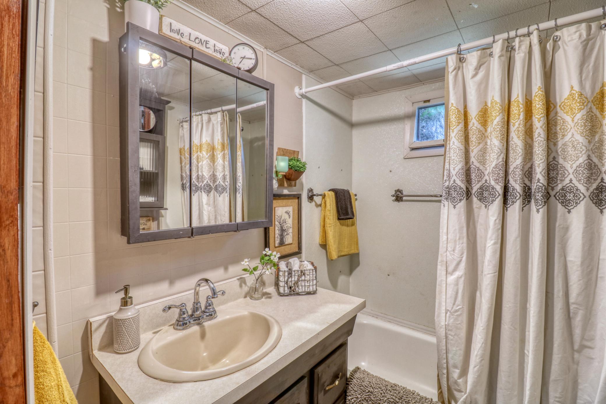 Bathroom1_0.jpg