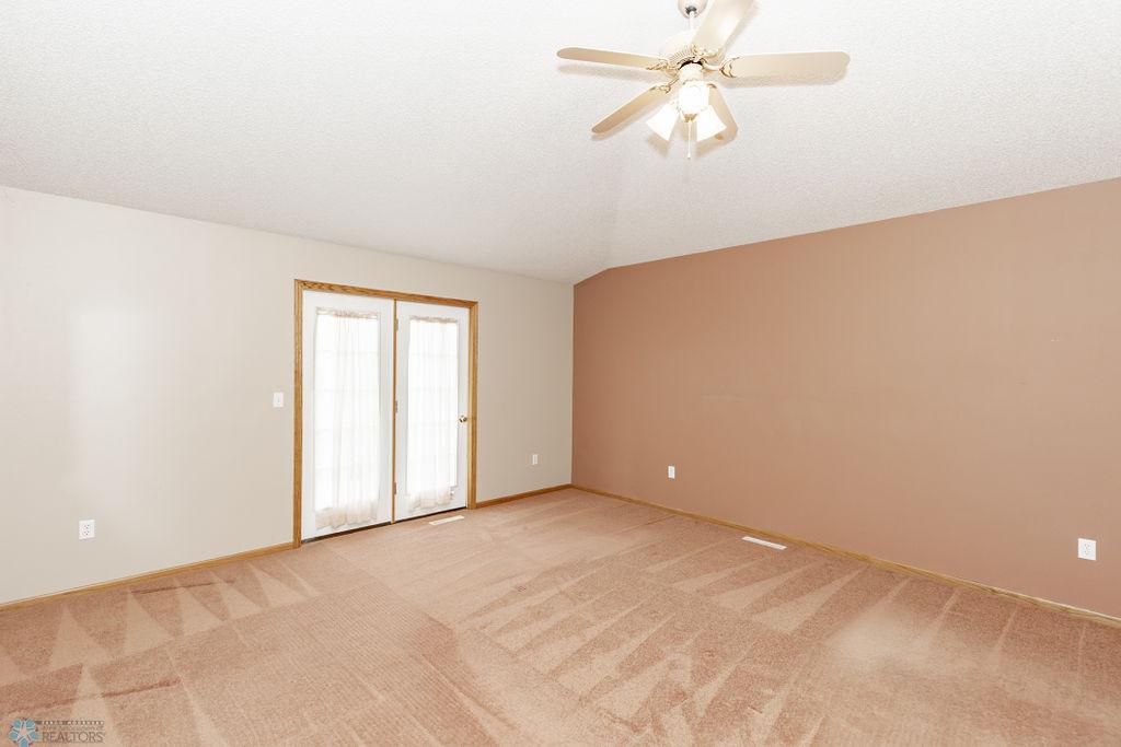 Masterbedroom w/ access to deck