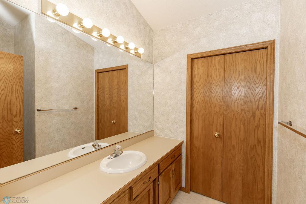 Bathroom 1/2 upper.jpg