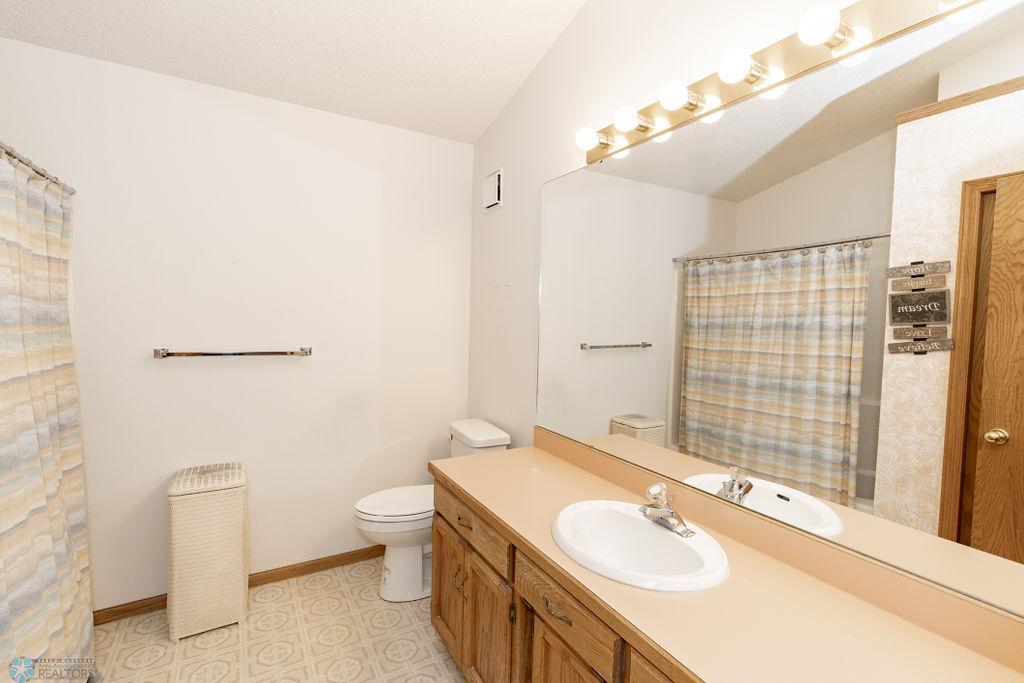 Master Full bathroom-2.jpg