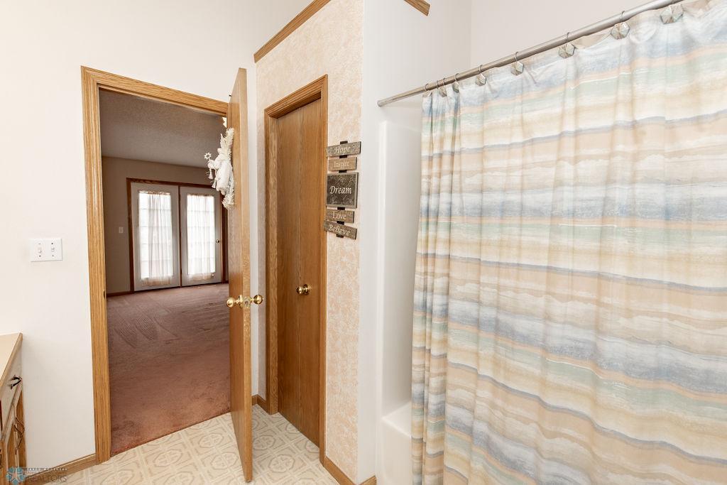 Master Full bathroom-1.jpg
