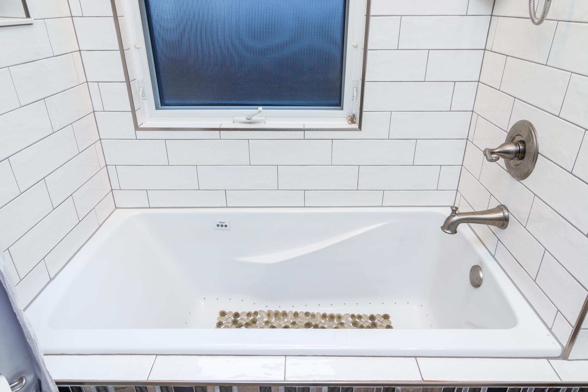 Jetted tub