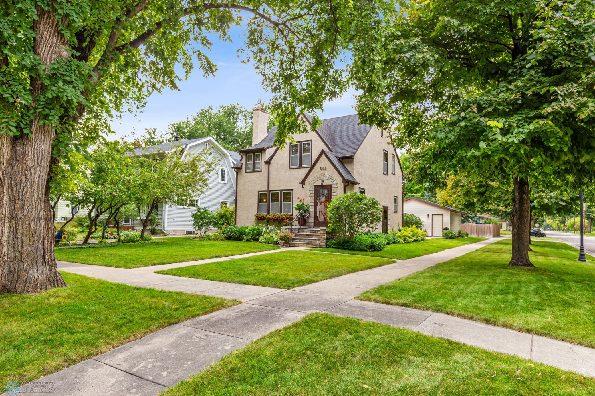 (2) Front of House.jpg