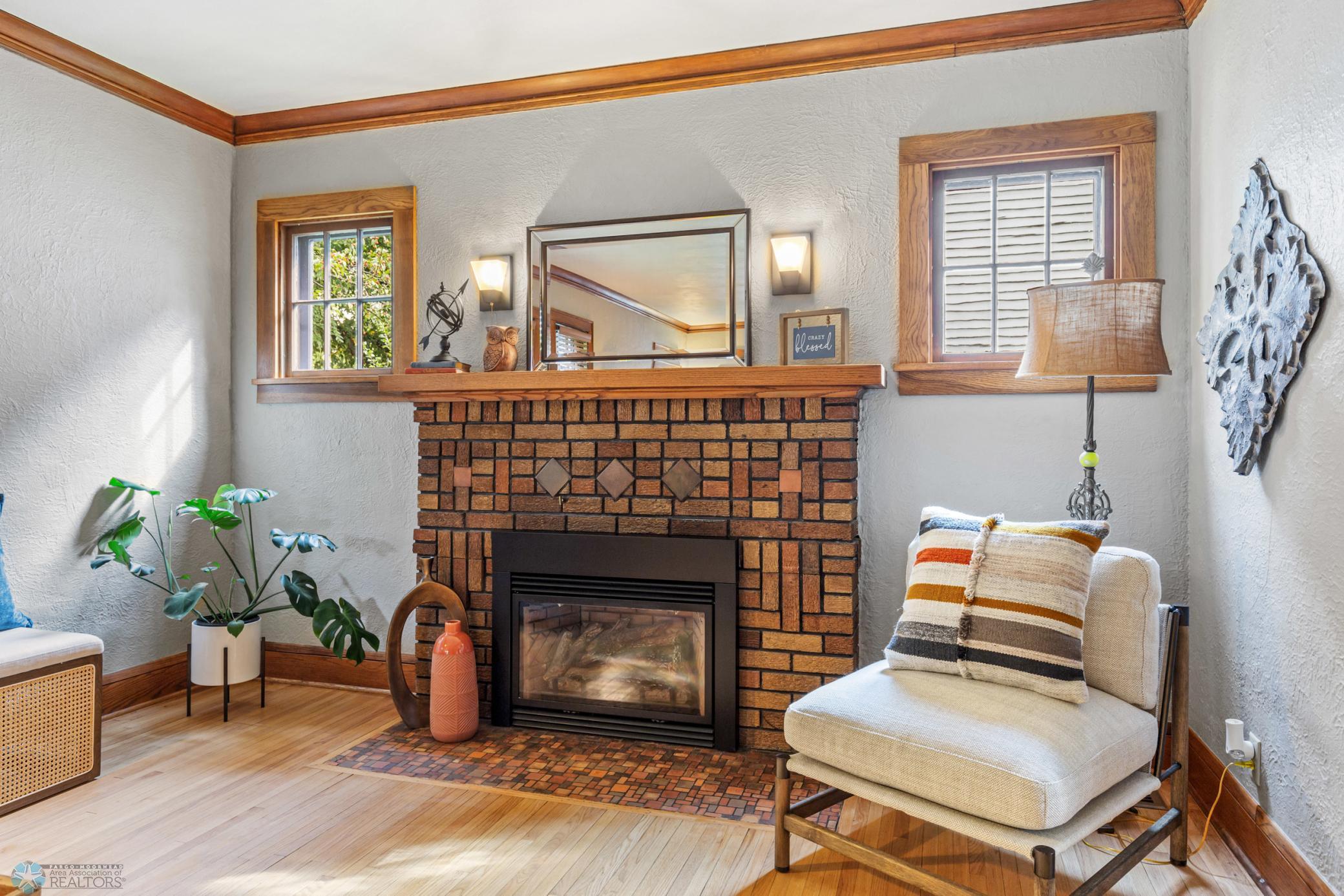 (6) Gas Fireplace.jpg
