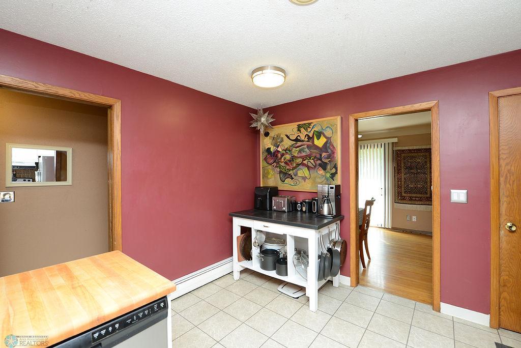 Floating kitchen island included