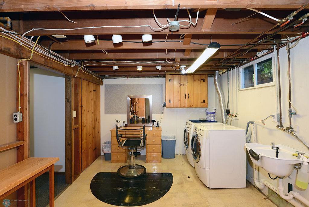 Laundry/Utility room - washer/dryer included