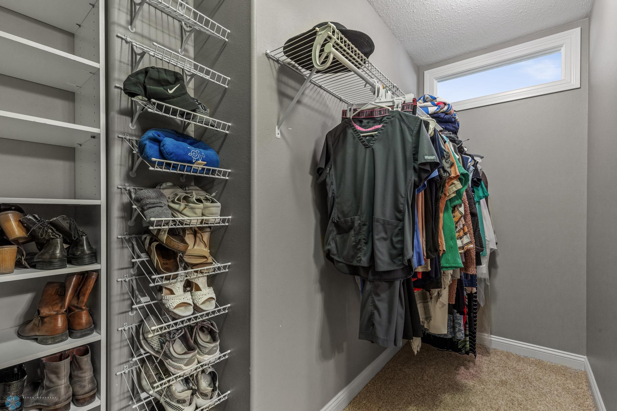 primary bed w-in closet