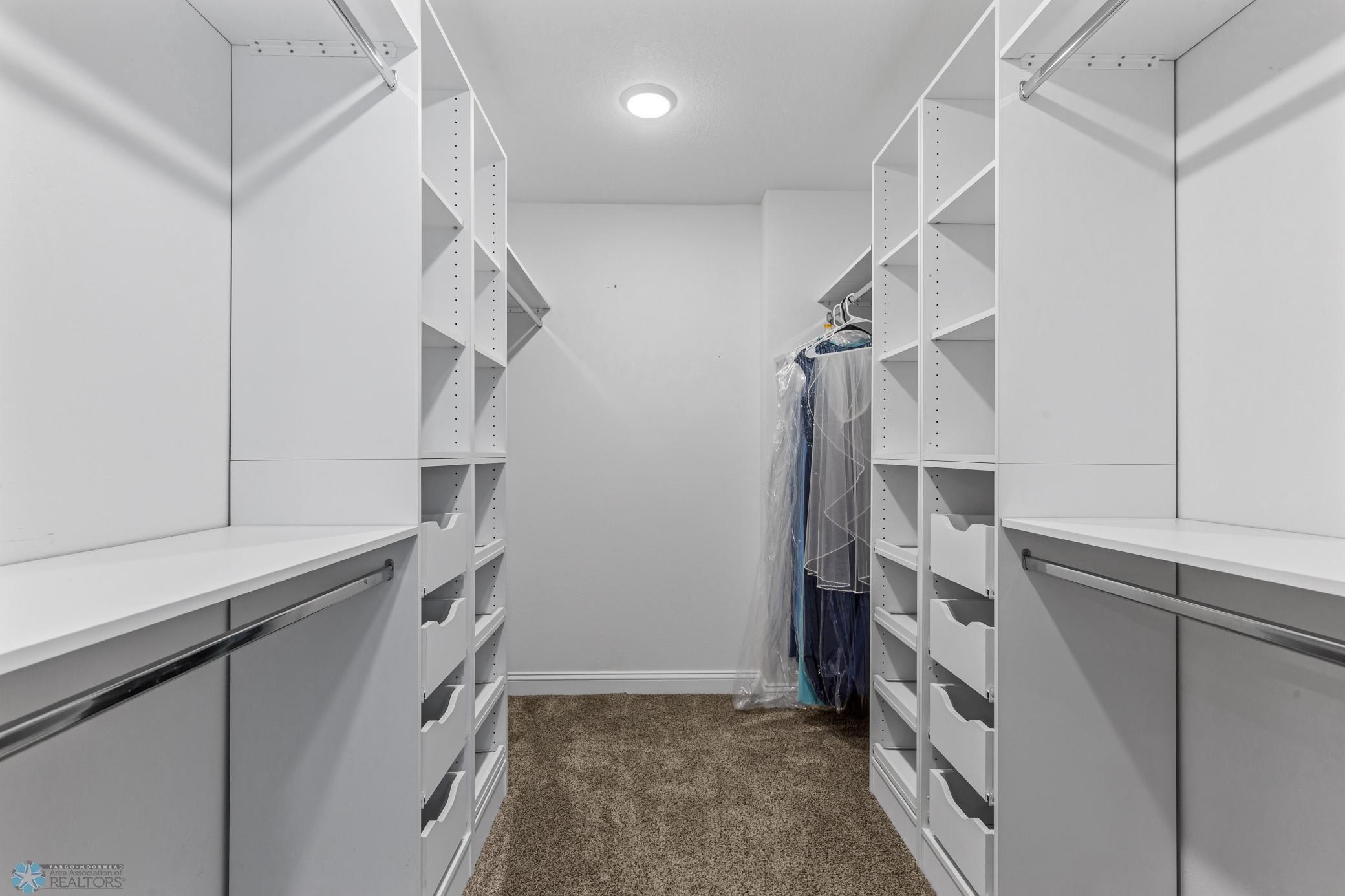 bedroom 4 huge w-in closet