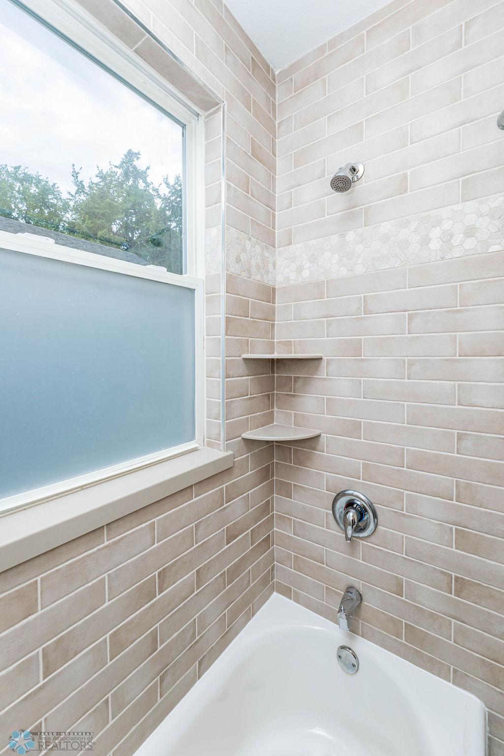 Shower/tub Main Floor