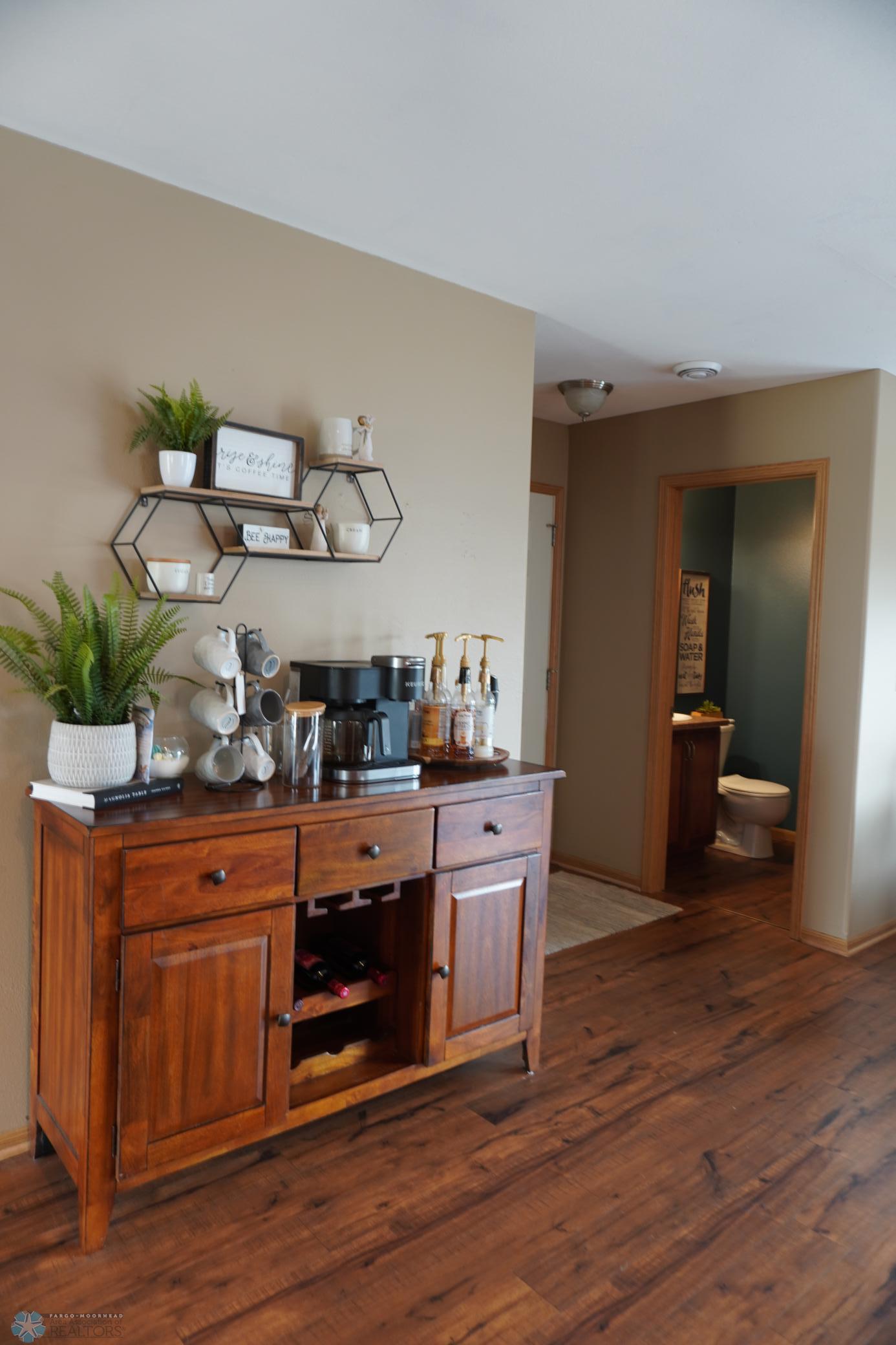KITCHEN/1/2 BATH.JPG
