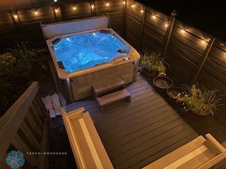 8 PERSON HOTUB!