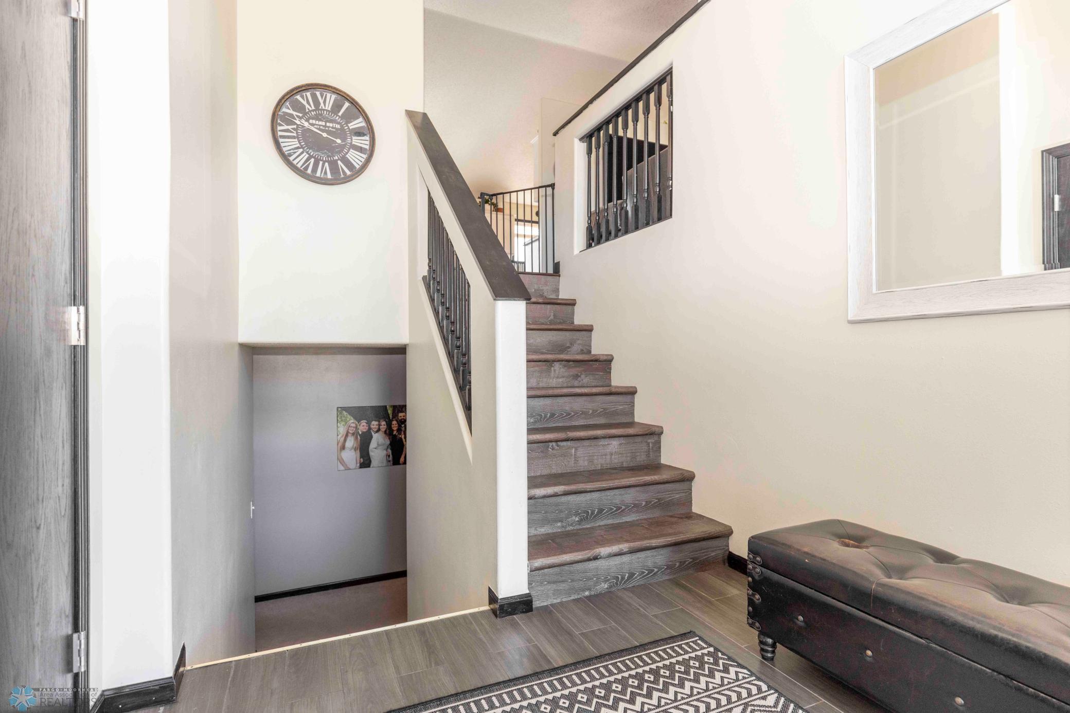 SPACIOUS FOYER