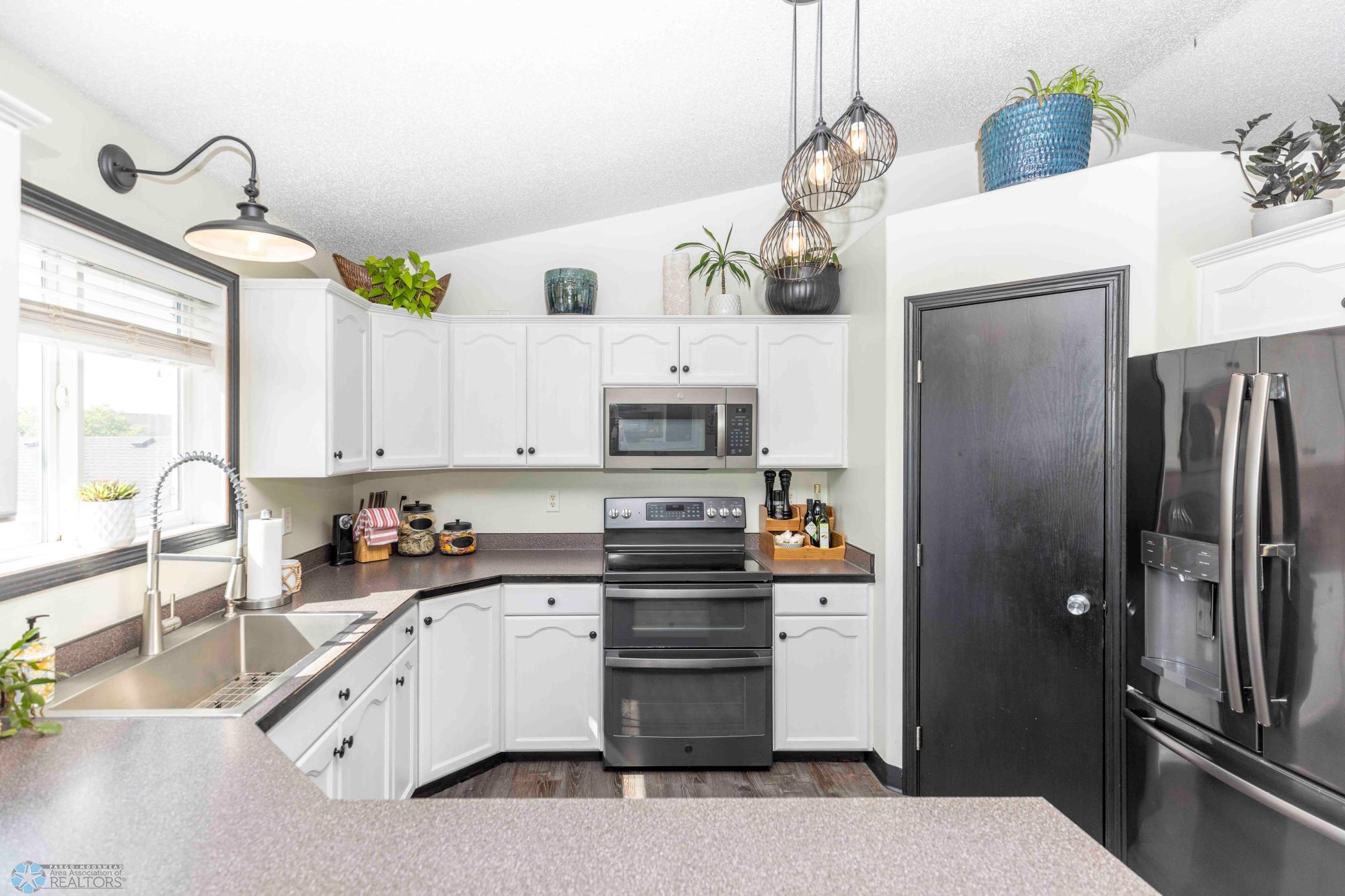 KITCHEN W/ WALK IN PANTRY