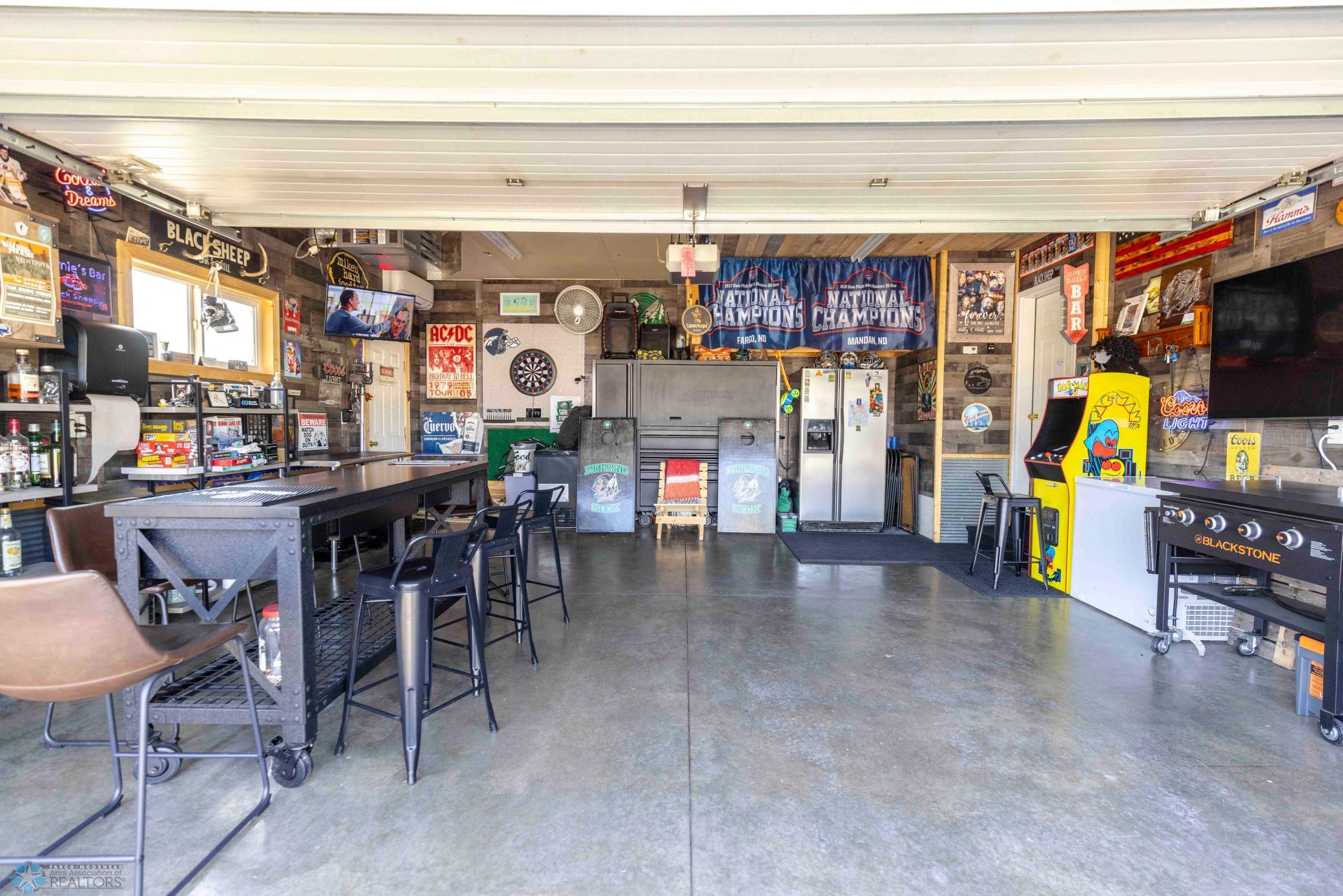 GARAGE HEATED-COOLED