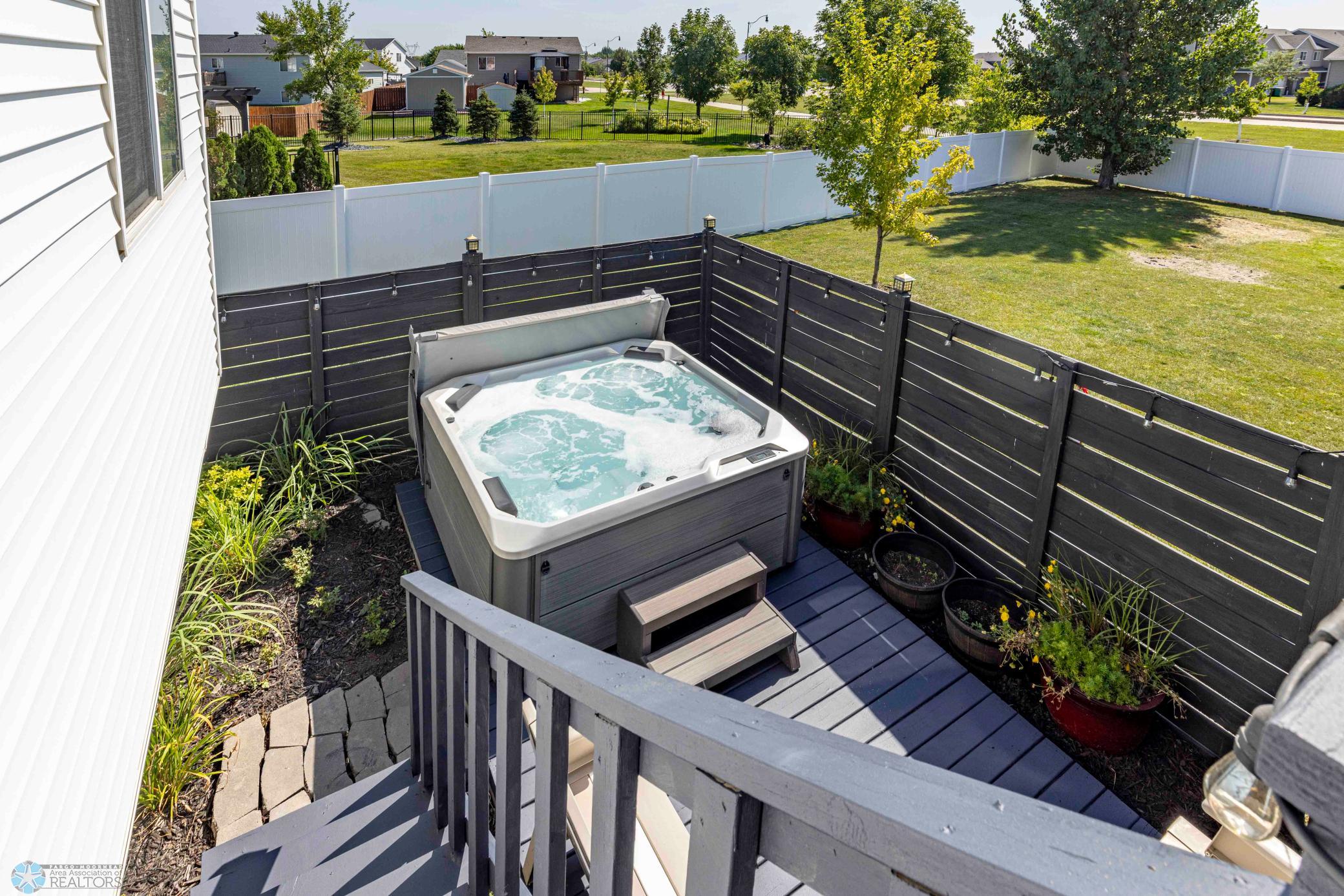 PRIVATE HOTUB