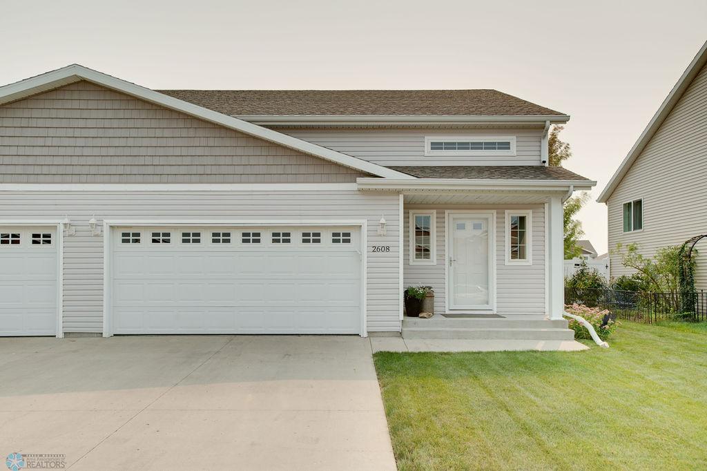 Welcome to 2608 55 Ave S!