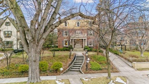 2270 W Lake Of The Isles Parkway, Minneapolis, MN 55405