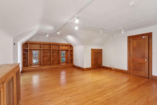 2270 W Lake Of The Isles Parkway, Minneapolis, MN 55405