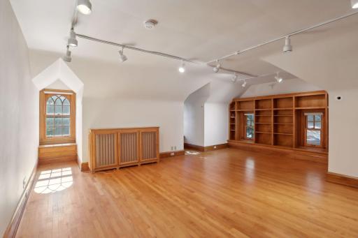 2270 W Lake Of The Isles Parkway, Minneapolis, MN 55405