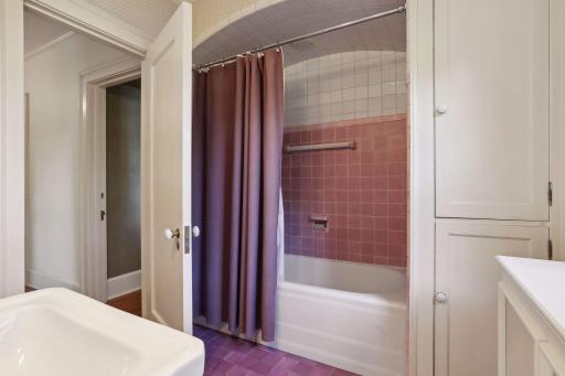 2270 W Lake Of The Isles Parkway, Minneapolis, MN 55405