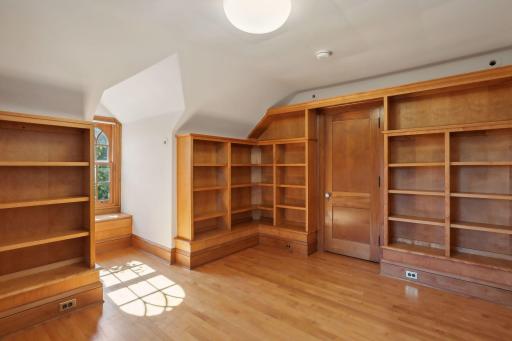 2270 W Lake Of The Isles Parkway, Minneapolis, MN 55405