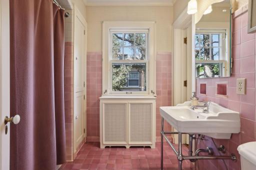 2270 W Lake Of The Isles Parkway, Minneapolis, MN 55405