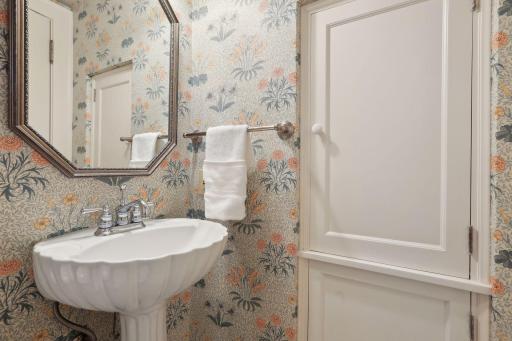 2270 W Lake Of The Isles Parkway, Minneapolis, MN 55405