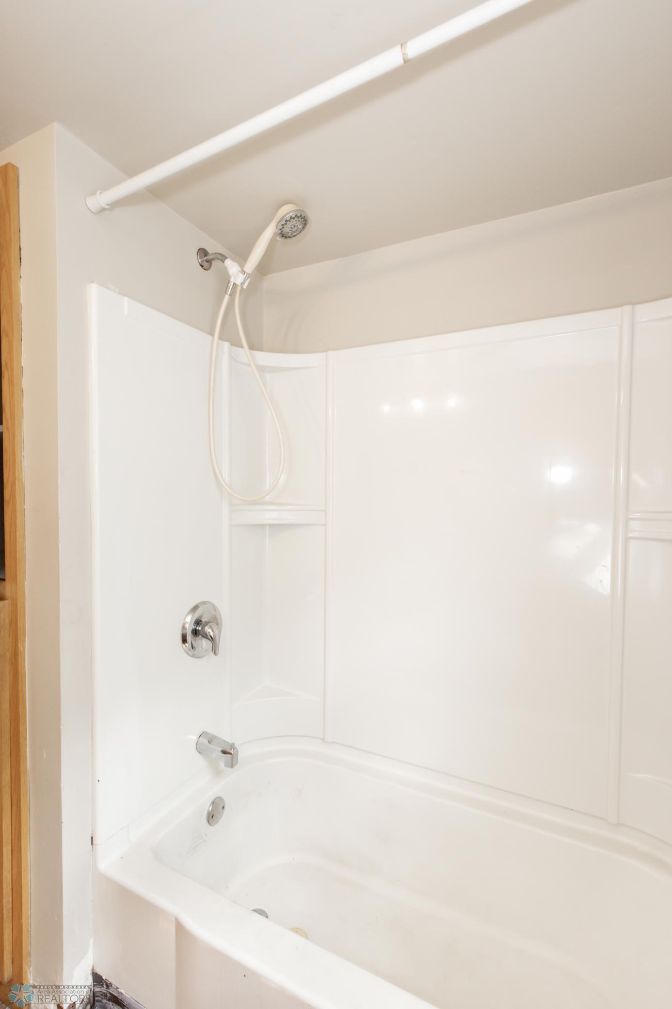 Unit 1 bathroom - full