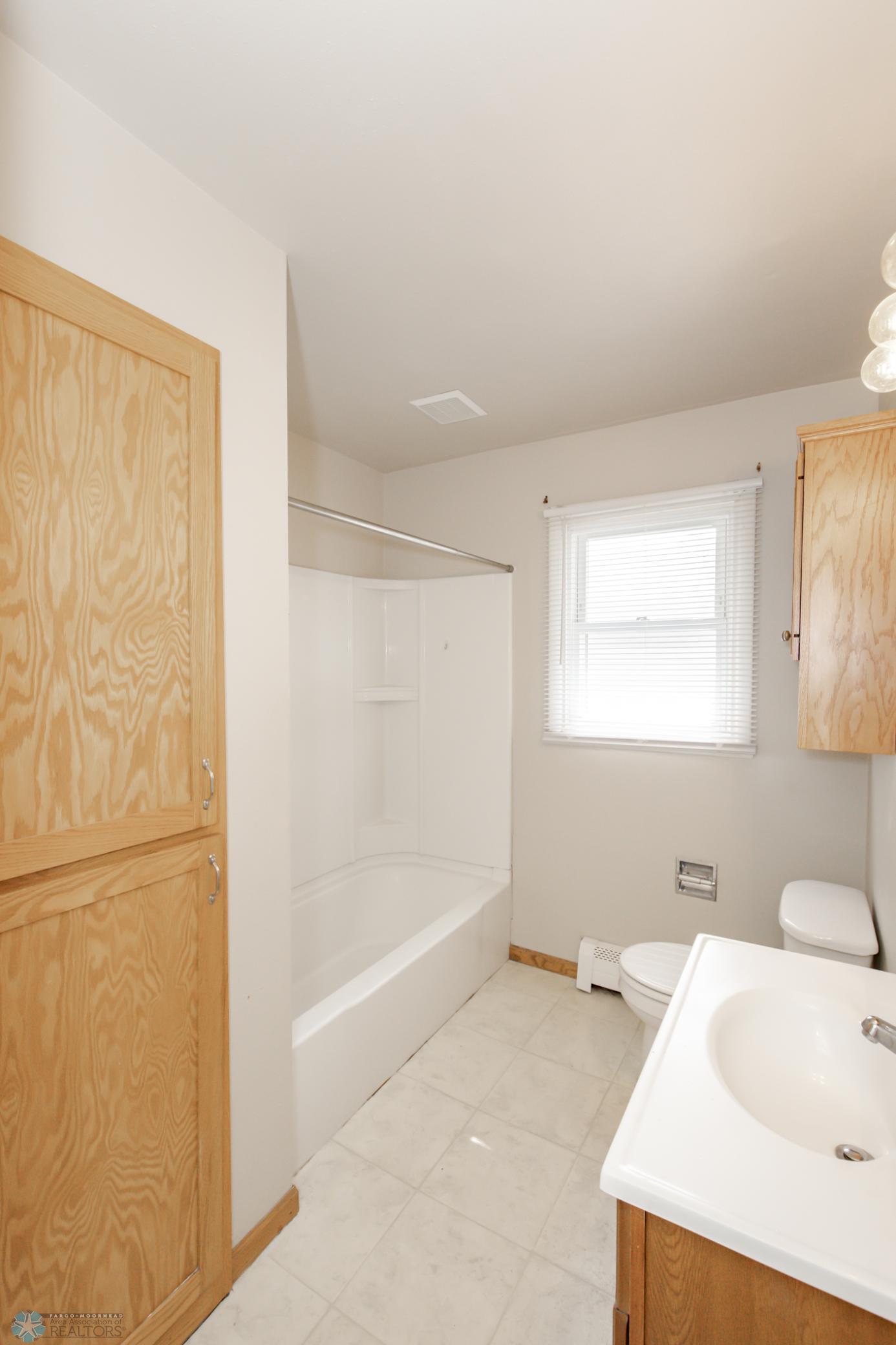 Unit 3 bathroom - full